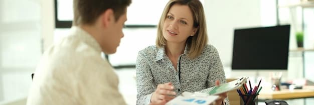 A young professional talking to a financial advisor at an AFORE office. The advisor is explaining the different investment options, and the professional is taking notes. The scene conveys trust and professionalism.