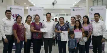 Ciudadanos mexicanos recibiendo apoyos de programas sociales con sonrisas de agradecimiento y esperanza.
