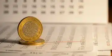 Moneda de peso mexicano sobre estados de cuenta de Afore, con un calendario que marca el 2025, simbolizando la planificación para el retiro.