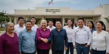 Ciudadanos mexicanos de diversas edades recibiendo información y apoyo en un centro comunitario, representando los programas sociales.