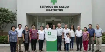 Grupo diverso de mexicanos beneficiarios de programas sociales frente a una clínica moderna de salud gratuita en 2026.