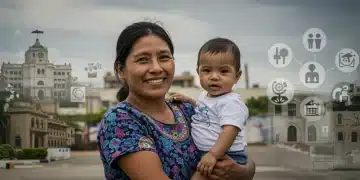Madre soltera feliz con su hijo en México, símbolo de los programas de apoyo gubernamental.