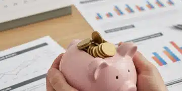 Manos sosteniendo una alcancía con monedas, con documentos financieros y un calendario de 2026 al fondo, representando las reformas afores y el ahorro para el retiro.